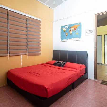 Aiza Homestay Opposite Abang Strawberry Taman Sedia Tanah Rata Exterior foto