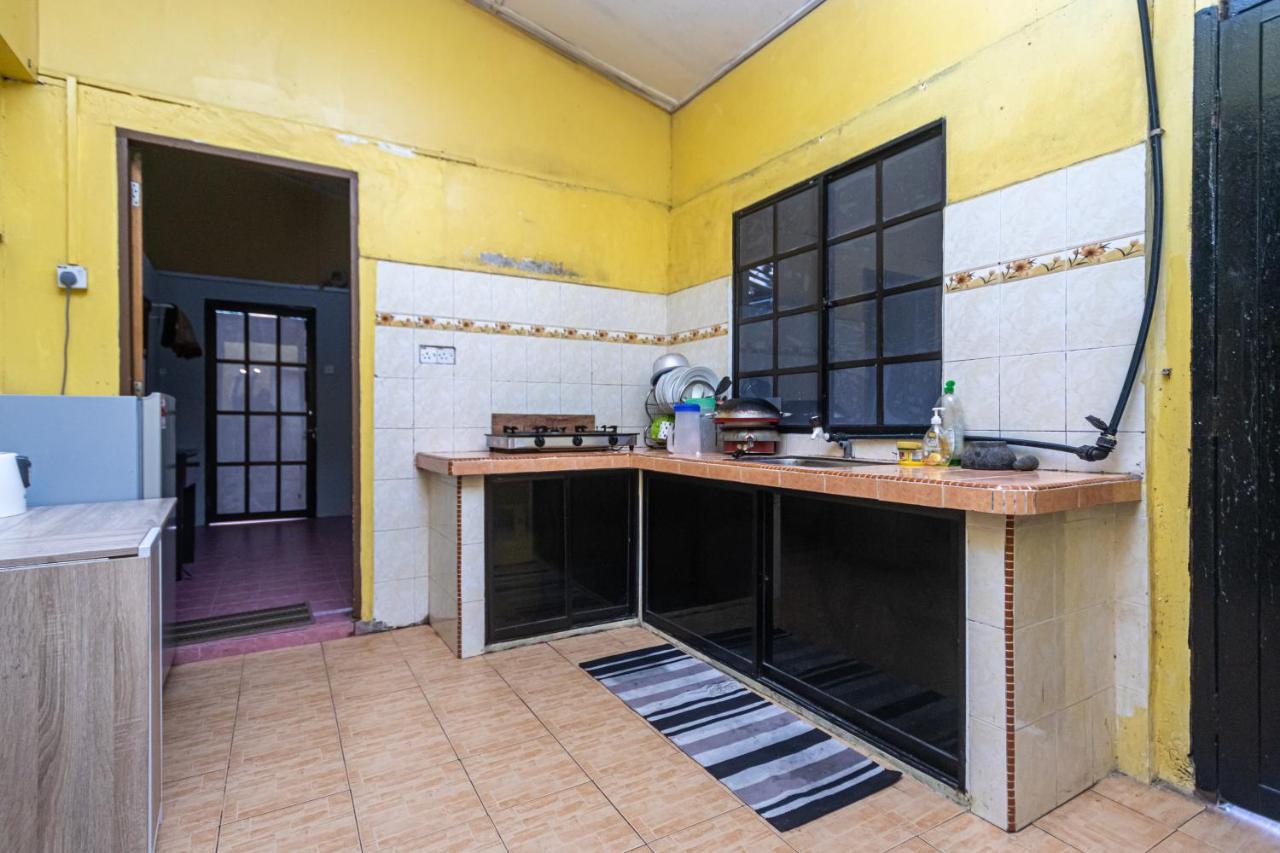Aiza Homestay Opposite Abang Strawberry Taman Sedia Tanah Rata Exterior foto
