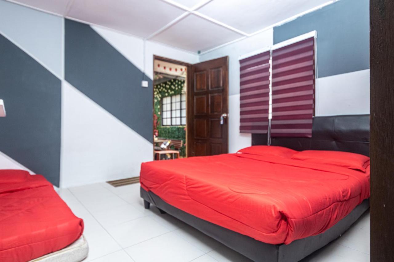 Aiza Homestay Opposite Abang Strawberry Taman Sedia Tanah Rata Exterior foto